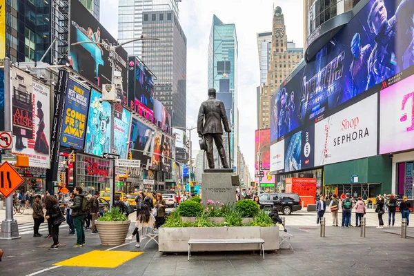 New York, mal quadratisch. Sensen, bunte Neonlichter, Werbung und George-Cohen-Statue — Stockfoto