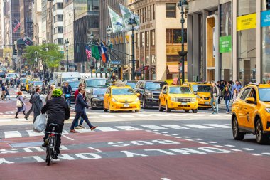 New York, sokaklar. Yüksek binalar, arabalar ve taksiler