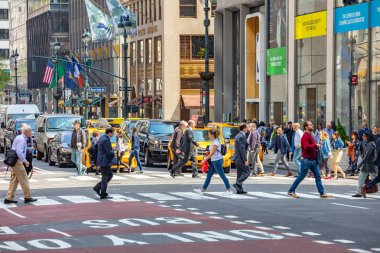 New York, sokaklar. Yüksek binalar ve yürüyen insanlar