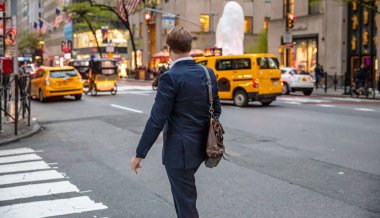 Youmg man formal dressed crossing the street in New York Manhattan