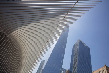 New York, Manhattan. Ground Zero alanı, mavi gökyüzü arka plan karşı Gökdelenler