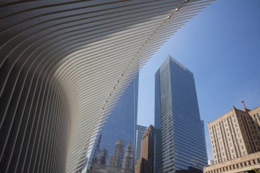 New York, Manhattan. Ground Zero alanı, mavi gökyüzü arka plan karşı Gökdelenler