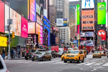 New York, Times Meydanı. Scyscrapers, renkli neon ışıkları, reklamlar, arabalar ve insanlar