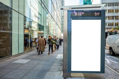 Reklam, New York şehir binaları ve sokak arka plan için otobüs durağında Boş billboard