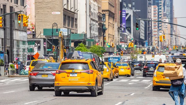 New York, sokaklar. Yüksek binalar, arabalar ve taksiler