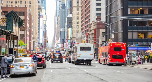 New York, Straßen. hohe Gebäude, Autos und Taxis — Stockfoto