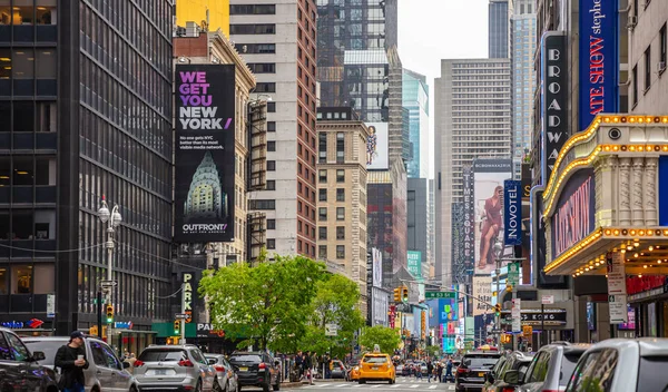 New York, Breitstraßenstraßen. hohe Gebäude, bunte Neonlichter, Werbung und Menschen, die zu Fuß gehen — Stockfoto