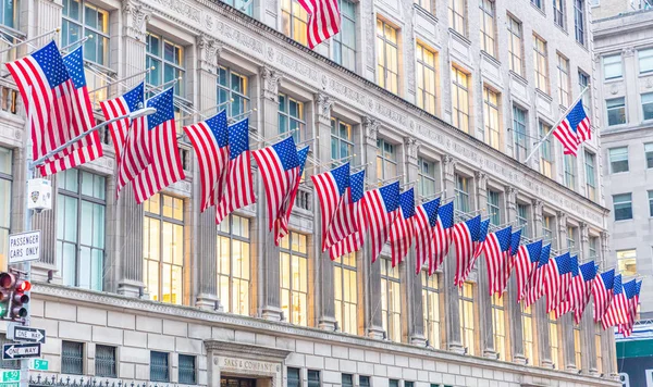 Manhattan New York şehir merkezinde Amerikan bayrakları — Stok fotoğraf