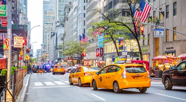 New York, Straßen. hohe Gebäude, Autos und Taxis — Stockfoto