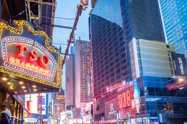 New York, Broadway Streets på natten. Upplysta höga byggnader, färgglada neonljus, annonser — Stockfoto