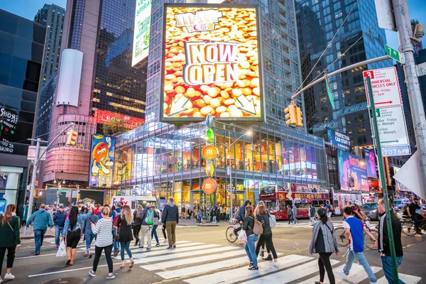 New York, breite Straßen in der Nacht. erleuchtete hohe Gebäude, bunte Neonlichter, Werbung und Menschen, die zu Fuß gehen — Stockfoto