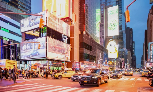 New York, Broadway Street la nuit. Bâtiments hauts éclairés, néons colorés, annonces et personnes marchant — Photo