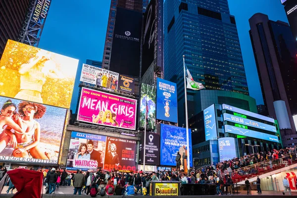 纽约，百老汇晚上五颜六色的大广告牌和人群等待演出 — 图库照片