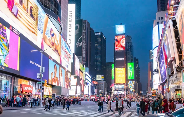 New York, Manhattan Straßen in der Nacht. erleuchtete hohe Gebäude, bunte Neonlichter, Werbung und Menschen, die zu Fuß gehen — Stockfoto