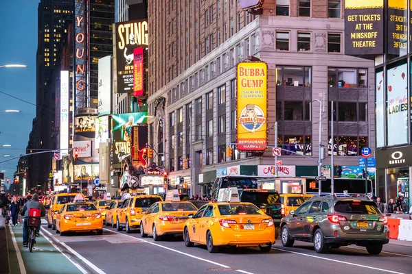 New York, breite Straßen in der Nacht. bunte Neonlichter, Werbung und Menschen, die zu Fuß gehen — Stockfoto