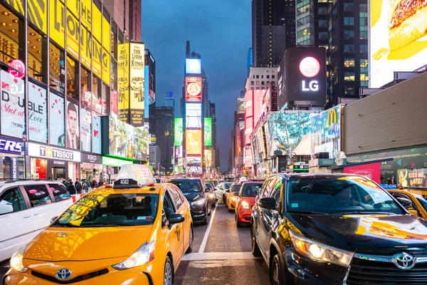 New York, breite Straßen in der Nacht. beleuchtete hohe Gebäude, bunte Neonlichter, Werbung und Taxis — Stockfoto