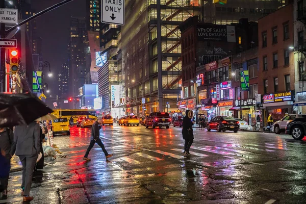New York, breite Straßen in der Nacht. erleuchtete hohe Gebäude, bunte Neonlichter, Werbung und Menschen, die zu Fuß gehen — Stockfoto