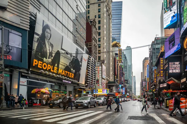 New York, Straßen. hohe Gebäude, bunte Neonlichter und Menschen — Stockfoto