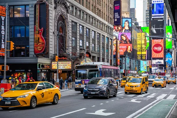 New York, mal quadratisch. Sensen, bunte Neonlichter, Werbung, Autos und Menschen — Stockfoto