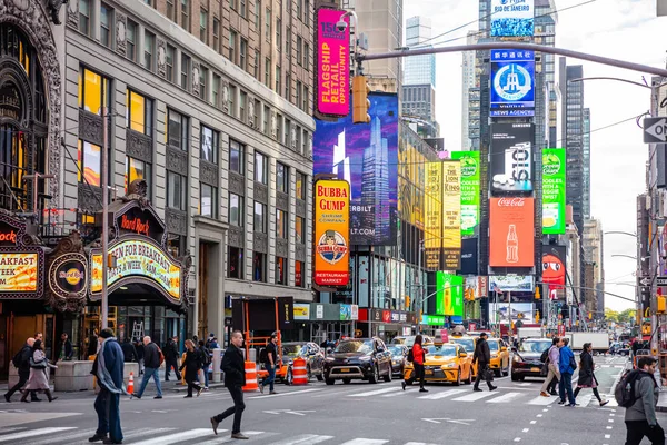 New York, mal quadratisch. Sensen, bunte Neonlichter, Werbung, Autos und Menschen — Stockfoto