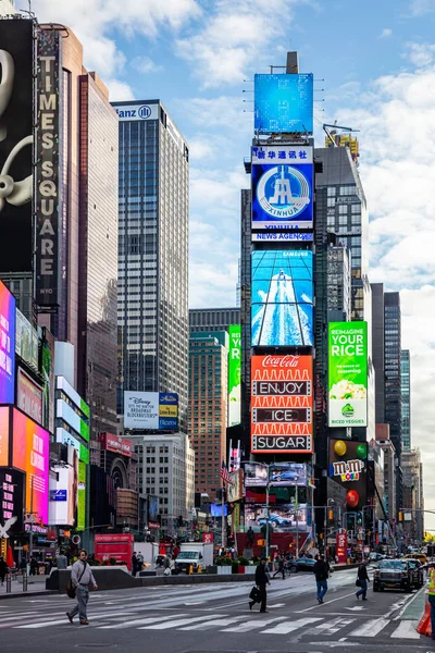 New York, mal quadratisch. Sensen, bunte Neonlichter, Werbung, Autos und Menschen — Stockfoto