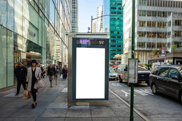 Outdoor em branco na parada de ônibus para publicidade, edifícios da cidade de Nova York e fundo de rua — Fotografia de Stock