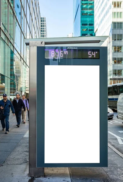 Panneau d'affichage vierge à l'arrêt de bus pour la publicité, les bâtiments de la ville de New York et le fond de la rue — Photo