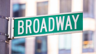 Broadway yol tabelası. Bulanıklık binalar cephe arka plan, Manhattan şehir