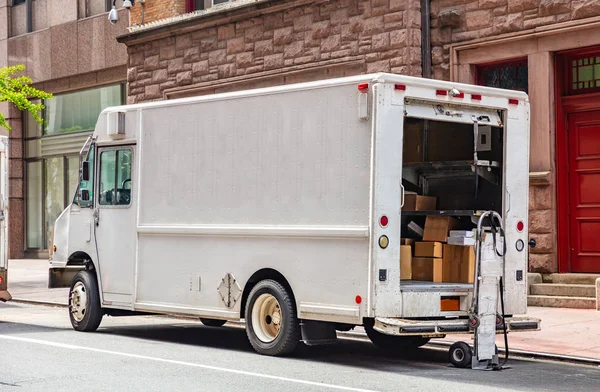 White color truck delivering packages, Manhattan downtown — Stock Photo, Image