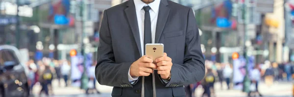 New York, Wall Street. Junger Mann im Anzug mit Smartphone — Stockfoto