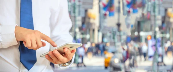 New York, Wall Street. Junger Mann hält Smartphone in der Hand — Stockfoto