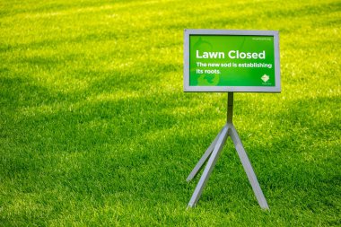 Bryant Parkı, New York, Manhattan. Çim yeşil çim arka plan üzerinde kapalı işareti, ilkbaharda güneşli bir gün