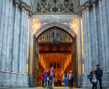 New York, St Patricks Katedrali girişinde insanlar. Manhattan şehir merkezi