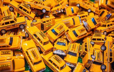 New York, Amerika Birleşik Devletleri. Taksi modelleri bir hediyelik eşya mağazasında kazık