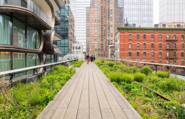 New York'ta. Highline'da yürüyen insanlar, Manhattan şehir merkezinde,