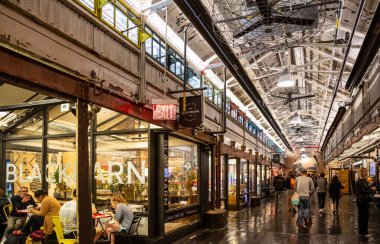 Abd, New York, Chelsea pazarı. Salonda yürüyen insanlar