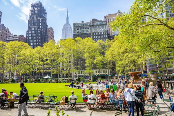 Брайант Парк, Нью-Йорк, Манхэттен. Люди расслабляются, солнечный день весной — стоковое фото