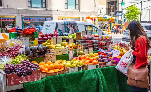 New York, Stati Uniti, Frutta e verdura in una bancarella, Manhattan centro — Foto Stock