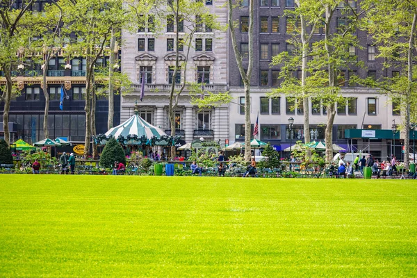 Брайант Парк, Нью-Йорк, Манхэттен. Люди расслабляются, солнечный день весной — стоковое фото