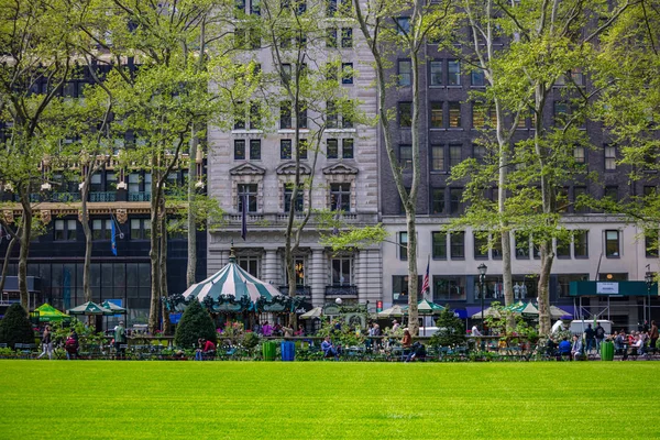 Bryant Park, Nova Iorque, Manhattan. Pessoas relaxantes, dia ensolarado na primavera — Fotografia de Stock