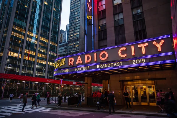 纽约，百老汇街道在晚上。无线电城入口，五颜六色的霓虹灯 — 图库照片