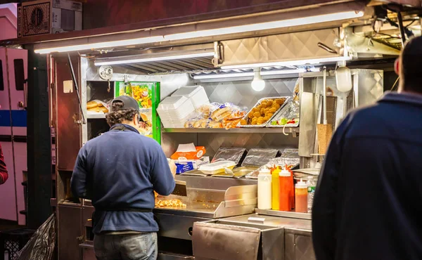 New York, Broadway la nuit. Kiosques de restauration rapide à emporter vendant un hot dog — Photo