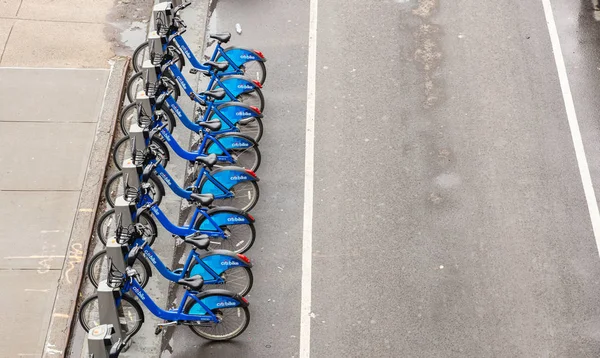 Mavi şehir bisikletleri sokakta park, yukarıdan görünümü — Stok fotoğraf