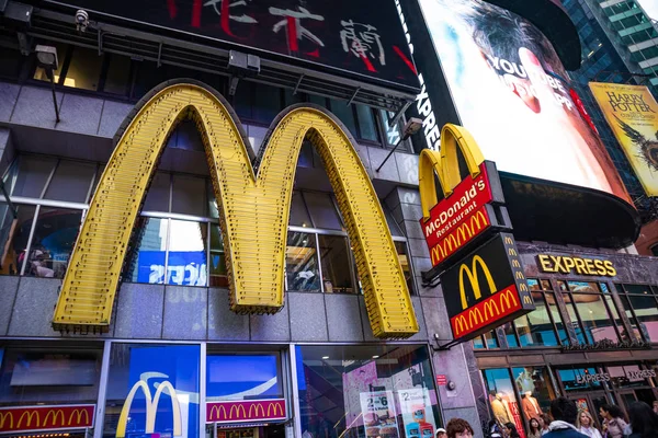 New York, Broadway sokakları geceleri. Mc Donalds giriş, renkli neon ışıkları