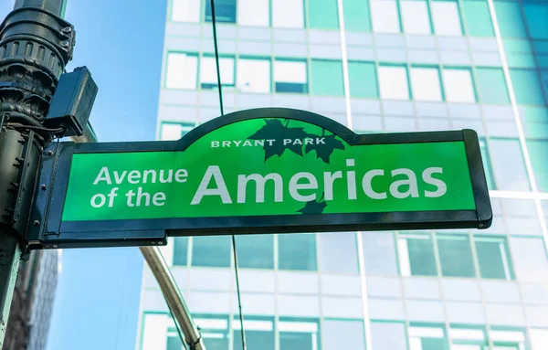 Avenue of the Americas, Manhattan New York Downtown. Groene kleur straatnaambord, Bryant Park — Stockfoto