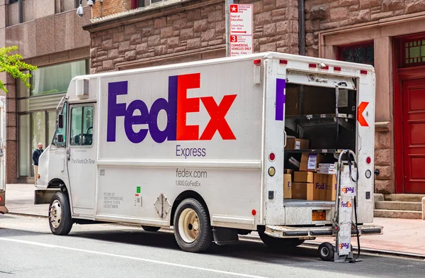 Nova Iorque, Estados Unidos. FedEx caminhão entregando pacotes — Fotografia de Stock