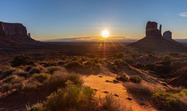 Arizona-Utah sınırındaki Monument Valley Tribal Park'ta gün doğumu, ABD