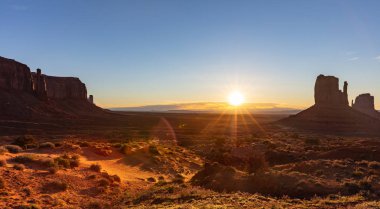 Arizona-Utah sınırındaki Monument Valley Tribal Park'ta gün doğumu, ABD