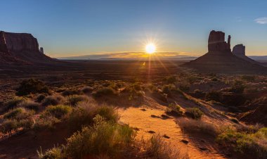Arizona-Utah sınırındaki Monument Valley Tribal Park'ta gün doğumu, ABD