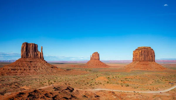Племенной парк Долины Монументов на границе Аризоны и Юты, США — стоковое фото